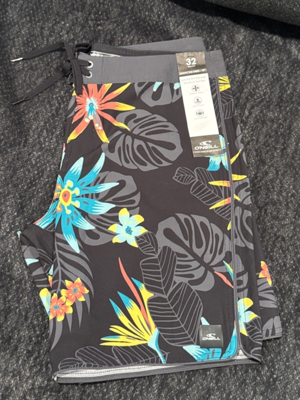 O'Neill Hyperfreak Black Boardshorts with Tropical, Floral Print size M NWT